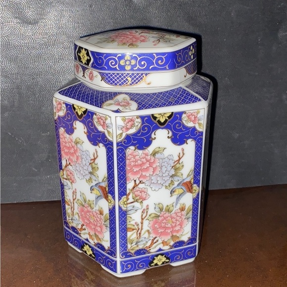 Vintage Porcelain Japanese vase with peonies & male eastern blue bird - Picture 1 of 8